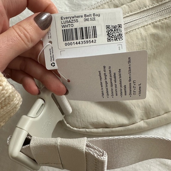Lululemon Everywhere Belt Bag White Opal 1L brand new with tags - Picture 3 of 10
